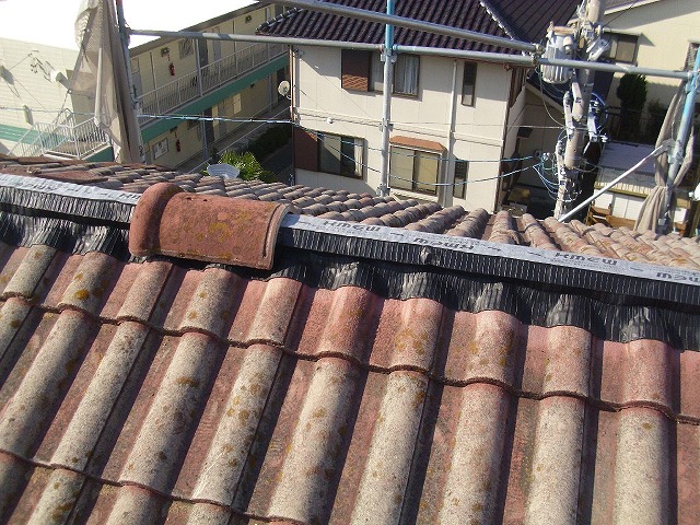 ハイロールの上に冠瓦